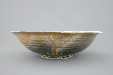 Un grand bol en blanc de Delft restaur&eacute; de fa&ccedil;on kintsugi, 17&egrave;me