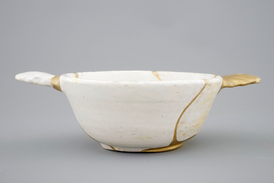 Een papkom in wit Delfts met kintsugi-stijl herstelling, 17e eeuw