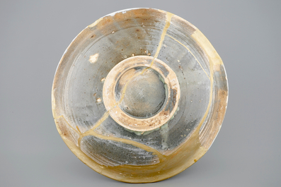 Un grand bol en blanc de Delft restaur&eacute; de fa&ccedil;on kintsugi, 17&egrave;me