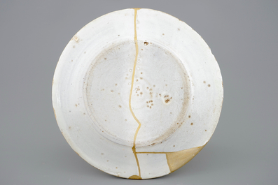 Une assiette en blanc de Delft restaur&eacute; de fa&ccedil;on kintsugi, 17&egrave;me