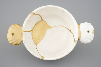Een papkom in wit Delfts met kintsugi-stijl herstelling, 17e eeuw