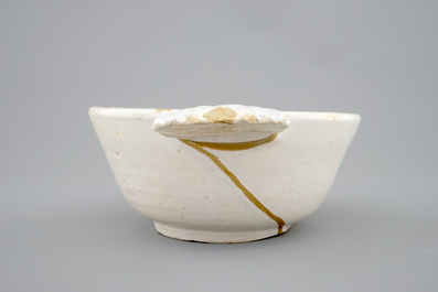 Een papkom in wit Delfts met kintsugi-stijl herstelling, 17e eeuw