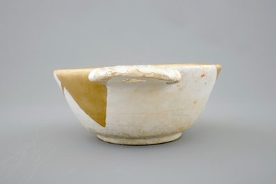 A white Dutch Delft porringer with kintsugi style repair, 17th C.