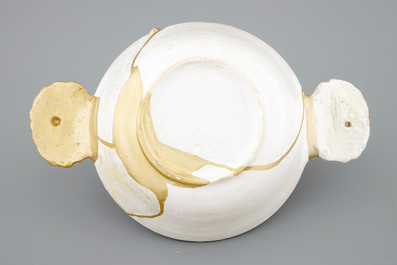 Een papkom in wit Delfts met kintsugi-stijl herstelling, 17e eeuw