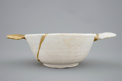 Een papkom in wit Delfts met kintsugi-stijl herstelling, 17e eeuw