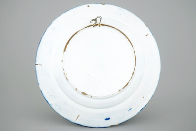Een blauw-witte Delftse schotel met de eendenjacht, eind 17e eeuw