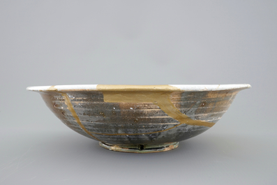 Un grand bol en blanc de Delft restaur&eacute; de fa&ccedil;on kintsugi, 17&egrave;me