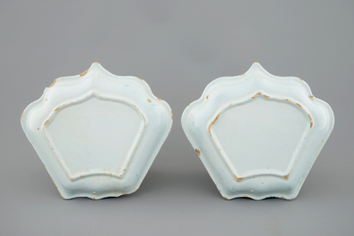 Deux assiettes d'un service &agrave; mendiants au d&eacute;cor chinoiserie, Delft, fin du 17&egrave;me