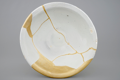 Un grand bol en blanc de Delft restaur&eacute; de fa&ccedil;on kintsugi, 17&egrave;me