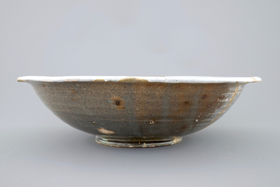 Un grand bol en blanc de Delft restaur&eacute; de fa&ccedil;on kintsugi, 17&egrave;me