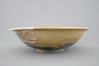 Un grand bol en blanc de Delft restaur&eacute; de fa&ccedil;on kintsugi, 17&egrave;me