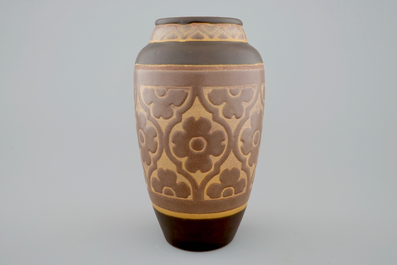 Un vase de type gr&egrave;s au d&eacute;cor floral de Charles Catteau pour Boch K&eacute;ramis, 1&egrave;re moiti&eacute; du 20&egrave;me