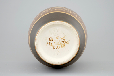 Un vase de type gr&egrave;s au d&eacute;cor floral de Charles Catteau pour Boch K&eacute;ramis, 1&egrave;re moiti&eacute; du 20&egrave;me
