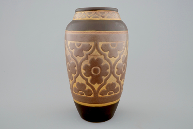 Un vase de type gr&egrave;s au d&eacute;cor floral de Charles Catteau pour Boch K&eacute;ramis, 1&egrave;re moiti&eacute; du 20&egrave;me