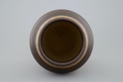 Un vase de type gr&egrave;s au d&eacute;cor floral de Charles Catteau pour Boch K&eacute;ramis, 1&egrave;re moiti&eacute; du 20&egrave;me