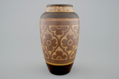 Un vase de type gr&egrave;s au d&eacute;cor floral de Charles Catteau pour Boch K&eacute;ramis, 1&egrave;re moiti&eacute; du 20&egrave;me
