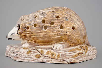 Un pique-fleurs en forme d'h&eacute;risson en fa&iuml;ence polychrome, Nord de la France, 18/19&egrave;me