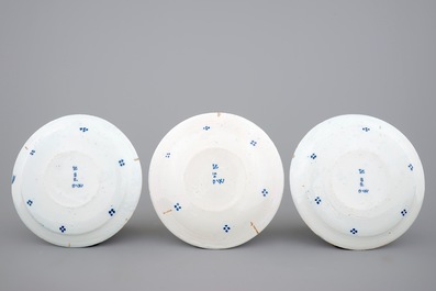 3 blauw-witte Delftse borden met chinoiserie decor in Kangxi stijl, ca. 1700