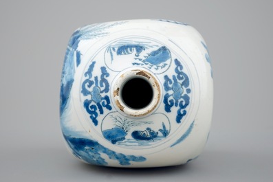 Un vase de forme bouteille carr&eacute;e au d&eacute;cor chinoiserie, fin du 17&egrave;me