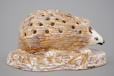 Un pique-fleurs en forme d'h&eacute;risson en fa&iuml;ence polychrome, Nord de la France, 18/19&egrave;me