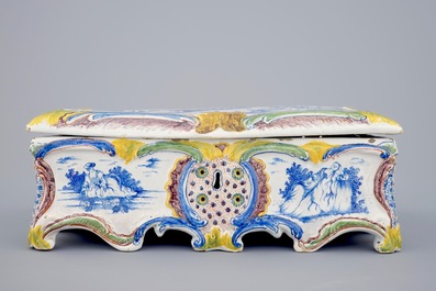 Une rare bo&icirc;te &agrave; bijoux et son couvercle en fa&iuml;ence de Delft polychrome, 18&egrave;me