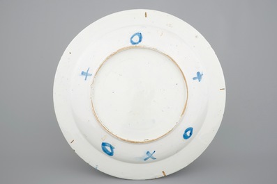 Un plat en fa&iuml;ence de Delft au d&eacute;cor de la chasse aux cerfs, vers 1700
