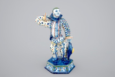 Mod&egrave;le d'un Harlequin de la Commedia dell'arte en fa&iuml;ence polychrome de Delft, 19&egrave;me