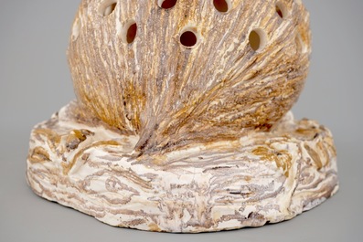 Un pique-fleurs en forme d'h&eacute;risson en fa&iuml;ence polychrome, Nord de la France, 18/19&egrave;me