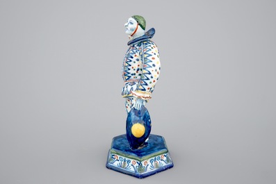 Mod&egrave;le d'un Harlequin de la Commedia dell'arte en fa&iuml;ence polychrome de Delft, 19&egrave;me