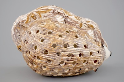 Un pique-fleurs en forme d'h&eacute;risson en fa&iuml;ence polychrome, Nord de la France, 18/19&egrave;me