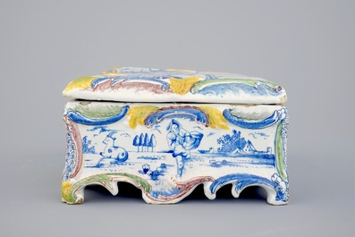 Une rare bo&icirc;te &agrave; bijoux et son couvercle en fa&iuml;ence de Delft polychrome, 18&egrave;me