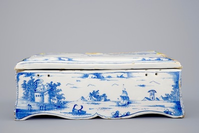 Une rare bo&icirc;te &agrave; bijoux et son couvercle en fa&iuml;ence de Delft polychrome, 18&egrave;me