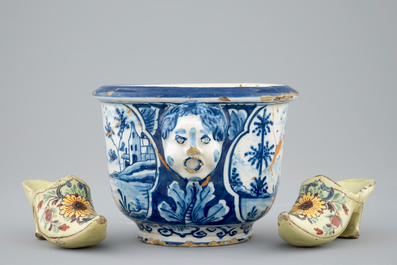 Une paire de chaussures polychromes et un petit bol en fa&iuml;ence de Delft, 18&egrave;me