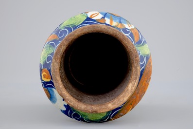 Een albarello in Italiaanse majolica, Veneti&euml;, 16e eeuw