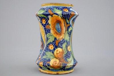 Een albarello in Italiaanse majolica, Veneti&euml;, 16e eeuw