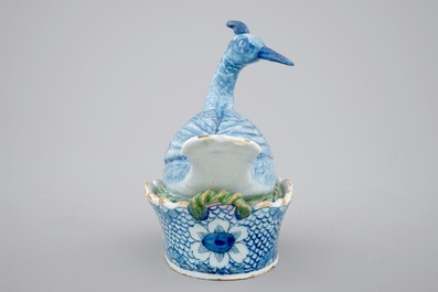 Un beurrier en forme d'oiseau en fa&iuml;ence de Delft polychrome, 18&egrave;me