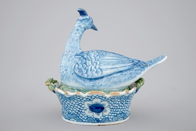 Un beurrier en forme d'oiseau en fa&iuml;ence de Delft polychrome, 18&egrave;me