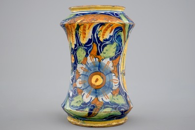 Een albarello in Italiaanse majolica, Veneti&euml;, 16e eeuw