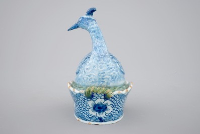 Un beurrier en forme d'oiseau en fa&iuml;ence de Delft polychrome, 18&egrave;me