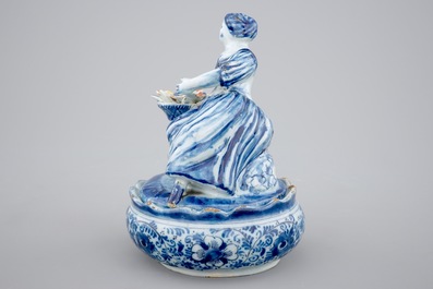 Un beurrier en fa&iuml;ence de Delft polychrome d&eacute;cor&eacute; d'une femme assise, 18&egrave;me