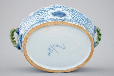 Un beurrier en forme d'oiseau en fa&iuml;ence de Delft polychrome, 18&egrave;me