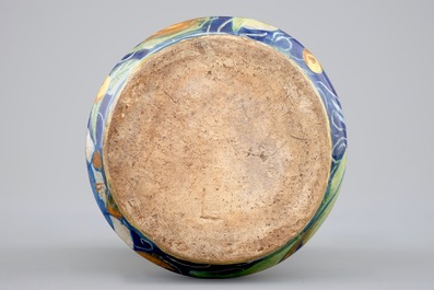 Een albarello in Italiaanse majolica, Veneti&euml;, 16e eeuw
