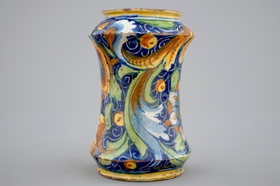 Een albarello in Italiaanse majolica, Veneti&euml;, 16e eeuw