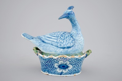 Un beurrier en forme d'oiseau en fa&iuml;ence de Delft polychrome, 18&egrave;me