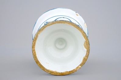 Un tirelire en fa&iuml;ence polychrome de Delft, 18&egrave;me