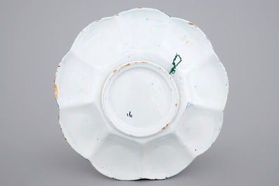 Un grand plat polylob&eacute; en fa&iuml;ence de Delft au d&eacute;cor d'une chinoiserie, vers 1700