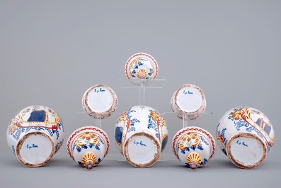 Une garniture orangiste de cinq pi&egrave;ces en fa&iuml;ence de Delft, 19&egrave;me