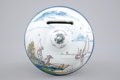 Un tirelire en fa&iuml;ence polychrome de Delft, 18&egrave;me