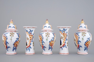 Une garniture orangiste de cinq pi&egrave;ces en fa&iuml;ence de Delft, 19&egrave;me