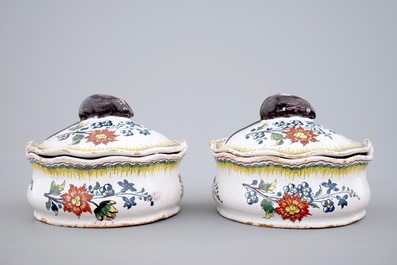 Une paire de beurriers aux souris en fa&iuml;ence de Bruxelles polychrome, 18&egrave;me
